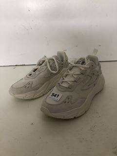 FILA TRAINERS SIZE 8