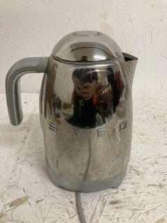 SMEG KETTLE (CHROME)