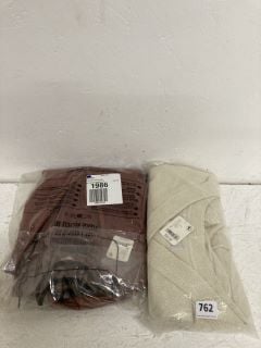 ALYRIA SOLID PULLOVER SIZE: M & SO FRESH SET SIZE: M