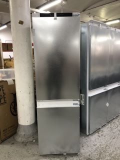 NEFF TALL INTEGRATED FRIDGE FREEZER - MODEL K17862SE0G - RRP.£759 (EX-DISPLAY)