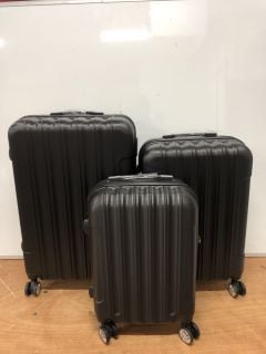 SET OF HARDSHELL SUITCASES