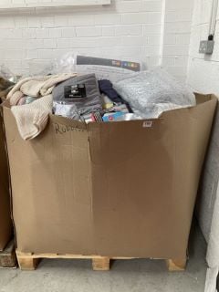 LARGE PALLET OF ITEMS INC CLOTHS, PILLOWS