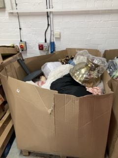 LARGE PALLET OF ITEMS INC CLOTHS, PILLOWS