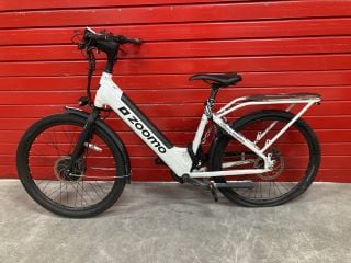 ZOOMO WHITE E-BIKE WITH KEYS RRP: £2,600 (MPSS03025231) (VAT ONLY PAYABLE ON BUYERS PREMIUM)