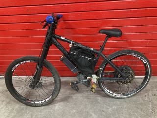 BLACK E-BIKE WITH MTX 39 WHEELS (MPSS03026393) (VAT ONLY PAYABLE ON BUYERS PREMIUM)