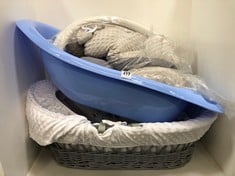 4 X ASSORTED ITEMS TO INCLUDE GREY WICKER BASSINET