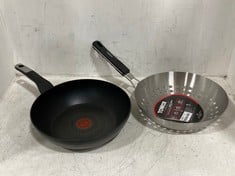 4 X ASSORTED ITEMS TO INCLUDE TOWER STAINLESS STEEL GRILL WOK WITH FOLDING BAKELITE HANDLE