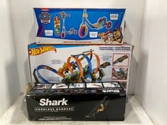 HOT WHEELS CORKSCREW CRASH TO INCLUDE NICKELODEON PAW PATROL DELUXE TRI-SCOOTER