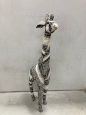 12 X STONE THE CROWS MEDIUM GIRAFFE - HGT 38CMS