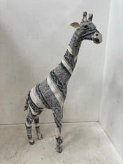 4 X STONE THE CROWS LARGE GIRAFFE - HGT 46CMS