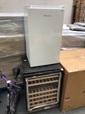 FRIDGEMASTER UNDER COUNTER FREEZER IN WHITE - MODEL NO. MUZ4860E TO INCLUDE UNDER COUNTER BLACK WINE COOLER (SMASHED) (ZONE 2) (KERBSIDE PALLET DELIVERY)