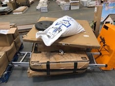 PALLET OF ASSORTED ITEMS TO INCLUDE KEPLIN FOLD OUT GARDEN RELAX CHAIRS IN CREAM (ZONE 2) (KERBSIDE PALLET DELIVERY)