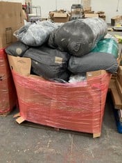 PALLET OF ASSORTED CUSHIONS TO INCLUDE GREY CUSHION