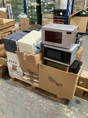 PALLET OF MICROWAVES TO INCLUDE RUSSELL HOBBS CREAM MANUAL MICROWAVE