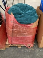 PALLET OF ASSORTED ITEMS TO INCLUDE BLUE BEAN BAG AND TO INCLUDE BLACK BEAN BAG