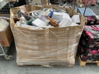 PALLET OF ASSORTED ITEMS TO INCLUDE QTY OF ZIGZAGGER MENS SLIPPERS IN BROWN WITH FUR LINING SIZE 10