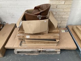 PALLET OF ASSORTED FURNITURE / PARTS TO INCLUDE 3 X ROUND BACK DINING CHAIR IN BROWN (MISSING LEGS)