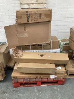 PALLET OF ASSORTED ITEMS TO INCLUDE 1.2M OFFICIAL TREE VARIEGATED