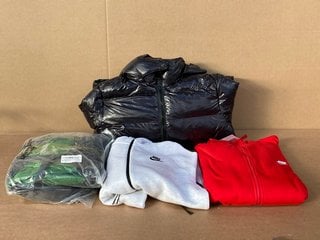 4 X ASSORTED MENS CLOTHING IN VARIOUS SIZES TO INCLUDE NIKE ZIP HOODIE IN RED - UK SIZE: 3XL: LOCATION - B9