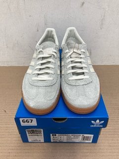 ADIDAS WOMENS HANDBALL SPEZIAL TRAINERS IN SILVER AND OFF WHITE SIZE UK 7: LOCATION - B2