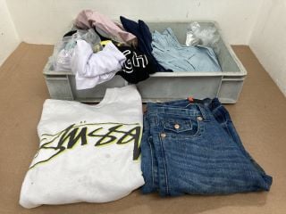 QTY OF MENS CLOTHING TO INCLUDE STUSSY WHITE LOGO PRINT SWEATSHIRT SIZE S: LOCATION - A-2