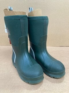 MUCK BOOT COMPANY GREEN WELLINGTONS SIZE UK 4: LOCATION - C0