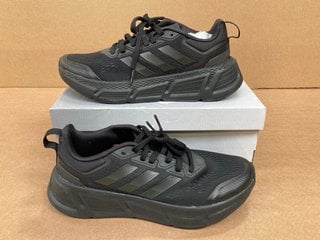 ADIDAS QUESTAR 10 TRAINERS IN ALL BLACK SIZE UK 7: LOCATION - C0