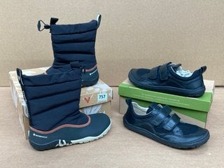 FRODDO ALEX B BAREFOOT TRAINERS IN BLACK SIZE 24B TO INCLUDE LUMI FG J BOOTS IN GREEN SIZE KIDS 5: LOCATION - C1