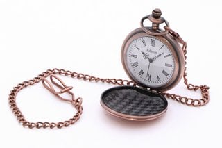 MEN'S EDISON ROSE GOLD COLOURED QUARTZ POCKET WATCH. COMES WITH A ROSE GOLD COLOURED CHAIN AND GIFT BOX: LOCATION - DO