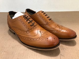 FRONT DIEGO LEATHER BROGUES IN TAN SIZE UK 9: LOCATION - C6