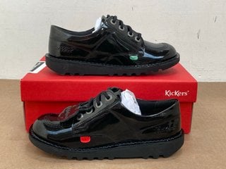 KICKERS KICK LO CORE KIDS SHOES IN BLACK - UK SIZE: 4 / EU: 37: LOCATION - C10