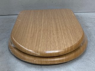 MDF WOOD EFFECT TOILET SEAT RRP £75: LOCATION - R3