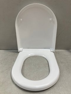 WHITE D SHAPED DELUXE SOFT CLOSED TOILET SEAT RRP £75: LOCATION - R3