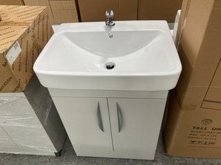 (COLLECTION ONLY) FLOOR STANDING 2 DOOR SINK UNIT IN GREY MIST WITH A 610 X 470MM 1TH CERAMIC BASIN COMPLETE WITH A MONO BASIN MIXER TAP AND CHROME SPRUNG WASTE RRP £735: LOCATION - D2