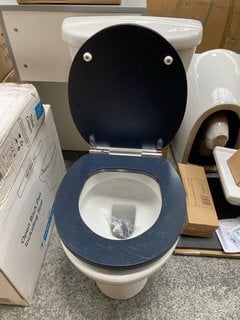 (COLLECTION ONLY) CLOSED COUPLED TOILET COMPLETE WITH CISTERN FITTINGS WITH DUAL FLUSH TOP BUTTON AND BLUE WOODEN SEAT RRP £339: LOCATION - D4