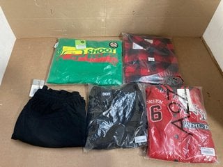 QTY OF ASSORTED MENS CLOTHING IN VARIOUS SIZES TO INCLUDE MOUNTAIN WAREHOUSE TRACE FLANNEL SHIRT IN RED: UK SIZE 3XL: LOCATION - WH8