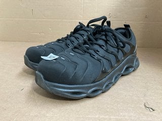 LARNMERN WORK SAFETY TRAINERS IN BLACK: UK SIZE 10: LOCATION - WH8