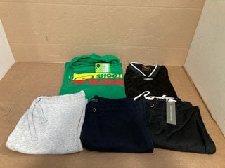 5 X ASSORTED MENS CLOTHING IN VARIOUS SIZES TO INCLUDE STREET LEAGUE 5 STAR JERSEY: UK SIZE L: LOCATION - WH8