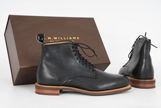 R.M.WILLIAMS RANDWICK BLACK LIMITED EDITION LEATHER BOOTS - SIZE UK8 - RRP £409: LOCATION - BOOTH