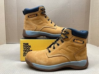 DEWALT INDUSTRIAL FOOTWEAR SAFETY BOOTS IN BOLSTER HONEY - SIZE UK 9: LOCATION - G1