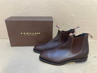 R.M.WILLIAMS MENS COMFORT CRAFTSMEN LEATHER BOOTS IN YEARLING- UK SIZE 9 - RRP £399.00: LOCATION - G6