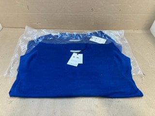 2 X R.M.WILLIAMS BELLFIELD JUMPERS IN BLUE- UK SIZES M & XL - COMBINED RRP £206.00: LOCATION - G6