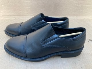 SHOES FOR CREWS MENS SLIP ON SHOES IN BLACK - UK SIZE 8: LOCATION - G7