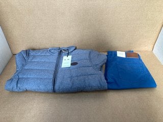 R.M.WILLIAMS LOXTON REGULAR FIT JEANS IN BLUE- UK SIZE M TO INCLUDE R.M.WILLIAMS PATTERSON CREEK JACKET IN GREY -UK SIZE M: LOCATION - G8