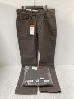 2 X PAIRS OF R.M.WILLIAMS MENS REGULAR FIT RAMCO JEANS - UK SIZE M : COMBINED RRP £190.00: LOCATION - G9