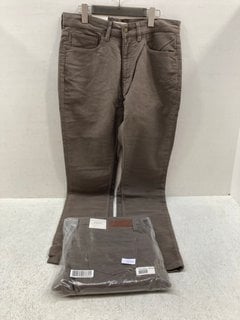 2 X PAIRS OF R.M.WILLIAMS MENS REGULAR FIT RAMCO JEANS - UK SIZE M : COMBINED RRP £190.00: LOCATION - G9