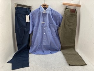 3 X ASSORTED R.M.WILLIAMS MENS CLOTHING ITEMS IN VARIOUS SIZES TO INCLUDE REGULAR FIT HERVEY SHIRT IN BLUE CHECK - UK SIZE XL: LOCATION - G9