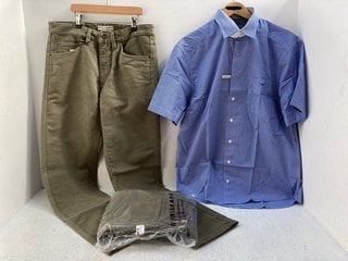 3 X ASSORTED R.M.WILLIAMS MENS CLOTHING ITEMS IN VARIOUS SIZES TO INCLUDE REGULAR FIT HERVEY SHIRT IN BLUE CHECK - UK SIZE XL: LOCATION - G9