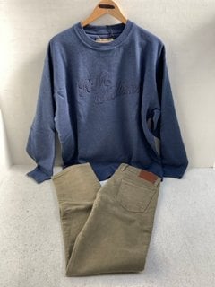 R.M.WILLIAMS CREW NECK SWEATSHIRT IN NAVY- UK SIZE M TO INCLUDE R.M.WILLIAMS OVERSEER JEANS IN KHAKI -SIZE M: LOCATION - G9