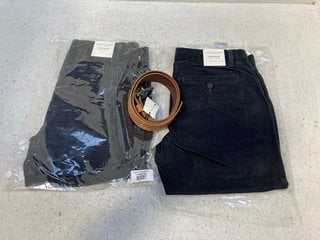 2 X PAIRS OF R.M.WILLIAMS LINCOLN SLIM FIT CHINOS IN BLACK- UK SIZE W32"/L34" TO INCLUDE GOODWOOD LEATHER BELT IN BROWN: LOCATION - G10